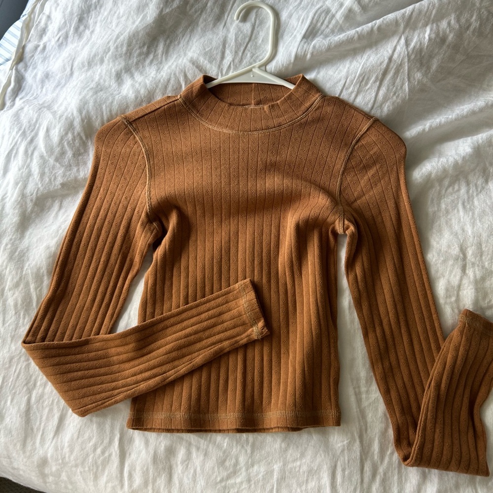 This is in great condition! Its a super cute brown sweater.